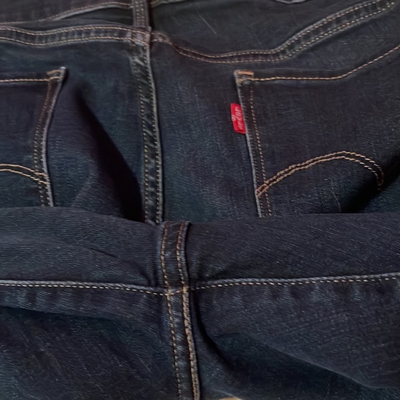 Ladies Levi’s- dark wash with decorative knee patch - Picture 2 of 7